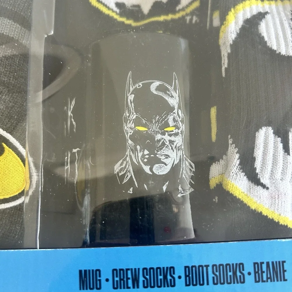 DC Batman 4-piece Gift Set Crew Socks & Beanie & Boot Socks & Mug Superhero